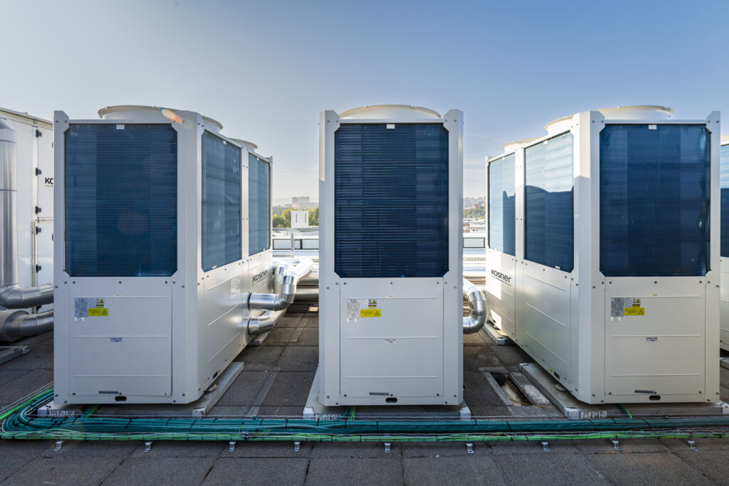 Instalación de equipos de aerotermia en Dicona, empresa de materiales de construcción